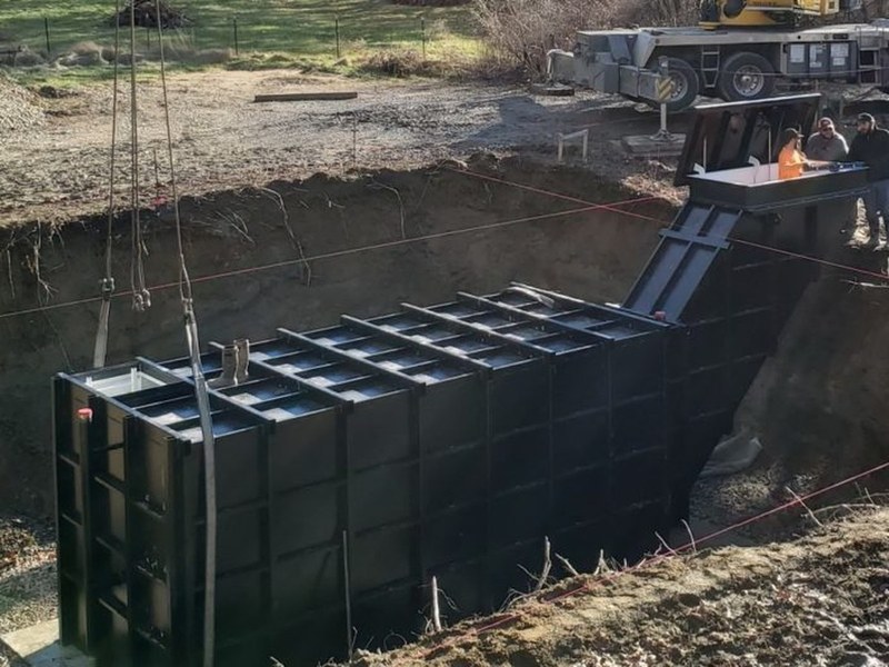 Vue en coupe d'un bunker anti-atomique enterré, espace de vie, réserves et local technique
