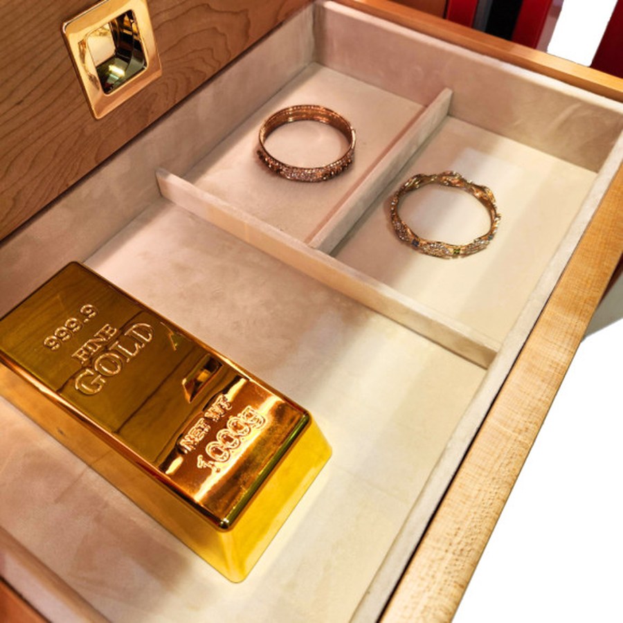 Coffre-fort à intérieur rouge ouvert