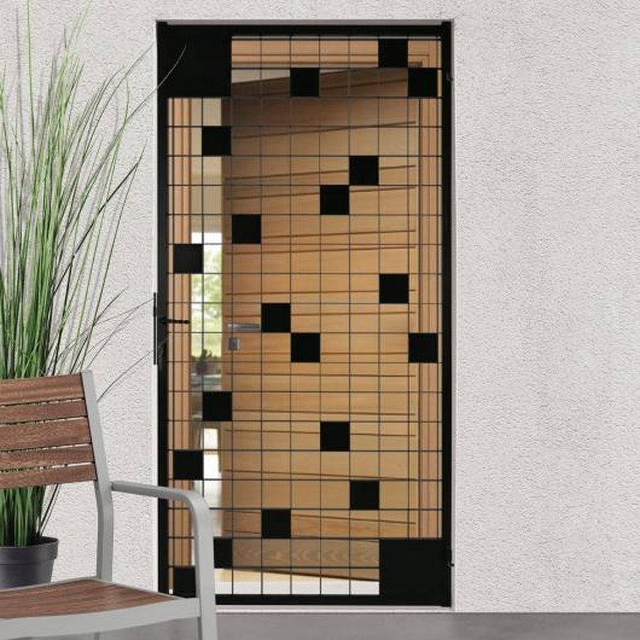 Grille de porte de sécurité ajourée devant une porte vitrée