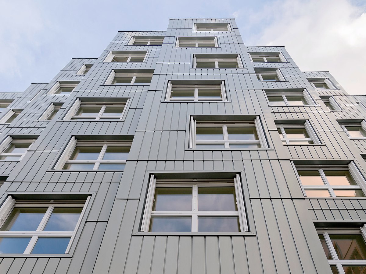 Persiennes sur une façade contemporaine