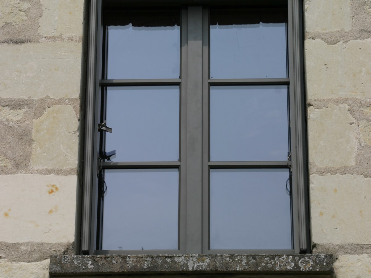 Persienne fermée sur une fenêtre en pierre