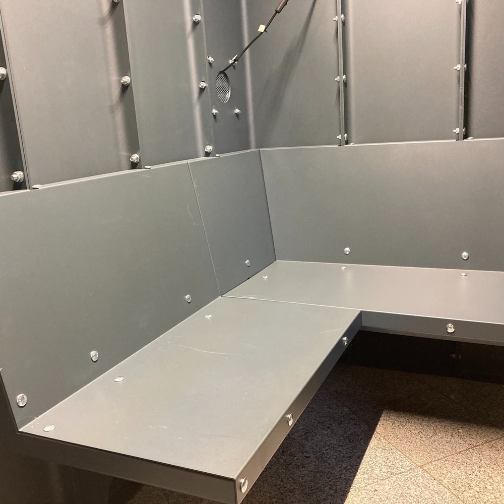 Aménagement intérieur d'une pièce blindée en acier