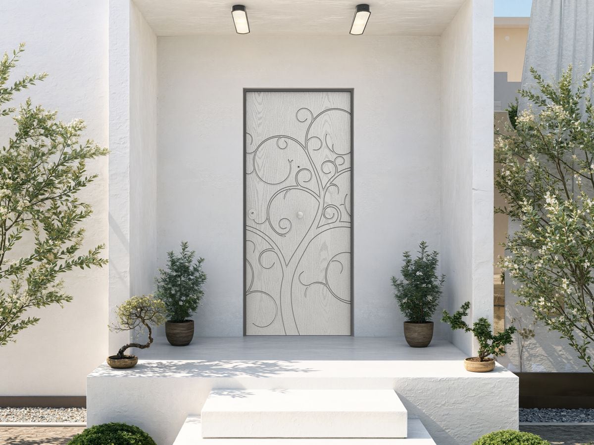 Porte blindée blanche gravée d'arabesques, dans une entrée blanche entre deux arbres