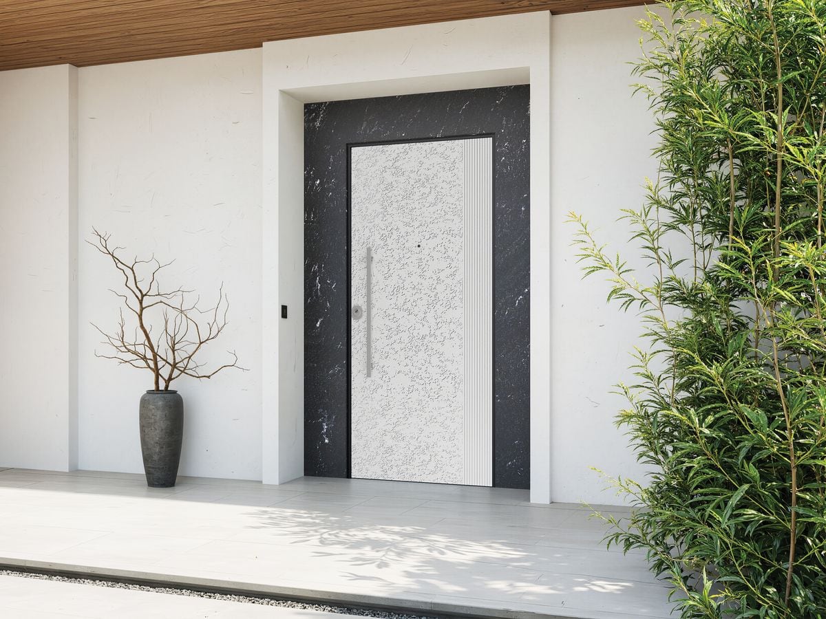 Porte blindée blanche texturée dans un encadrement en marbre noir