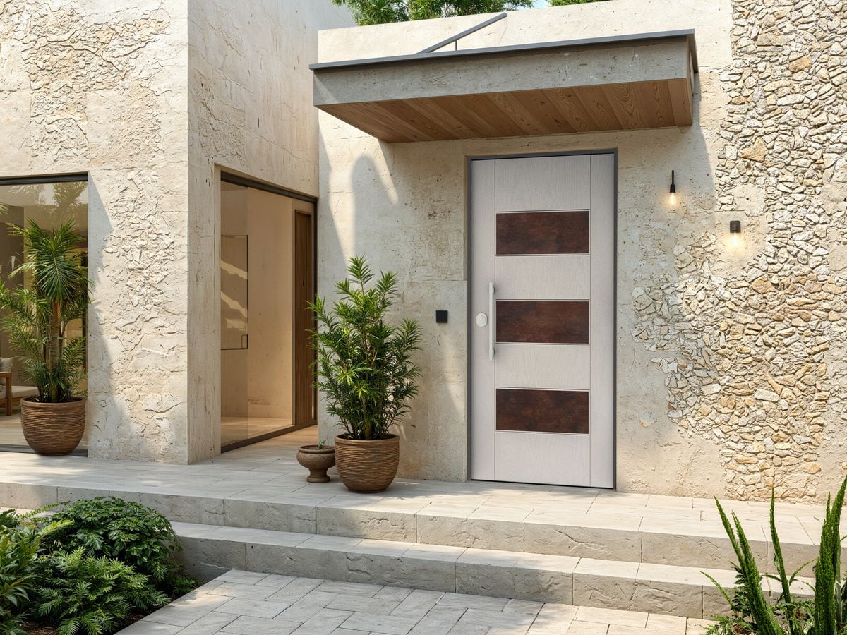 Porte blindée claire à trois inserts couleur rouille, sur une façade en pierre naturelle