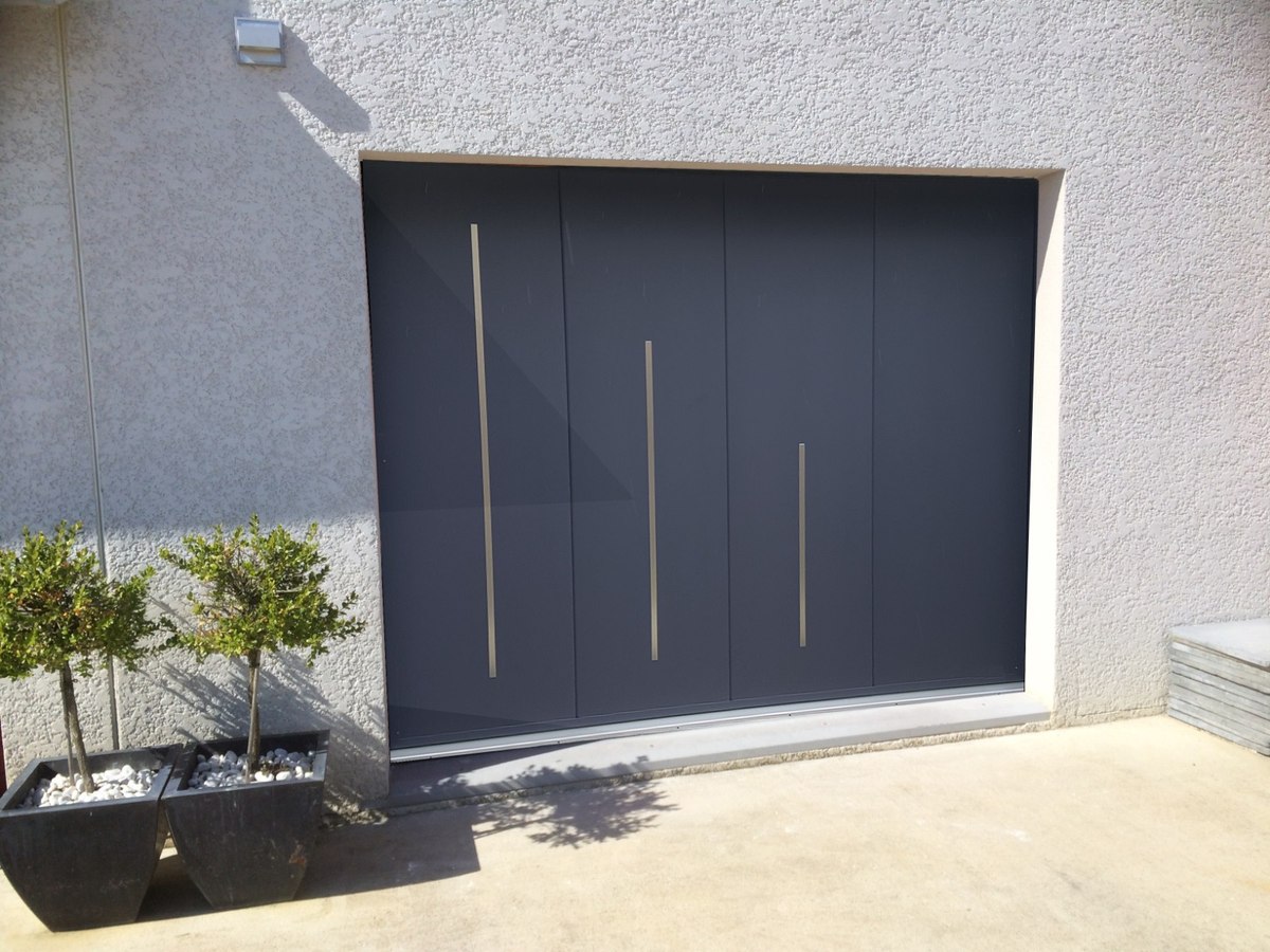 Porte de garage anthracite à inserts verticaux