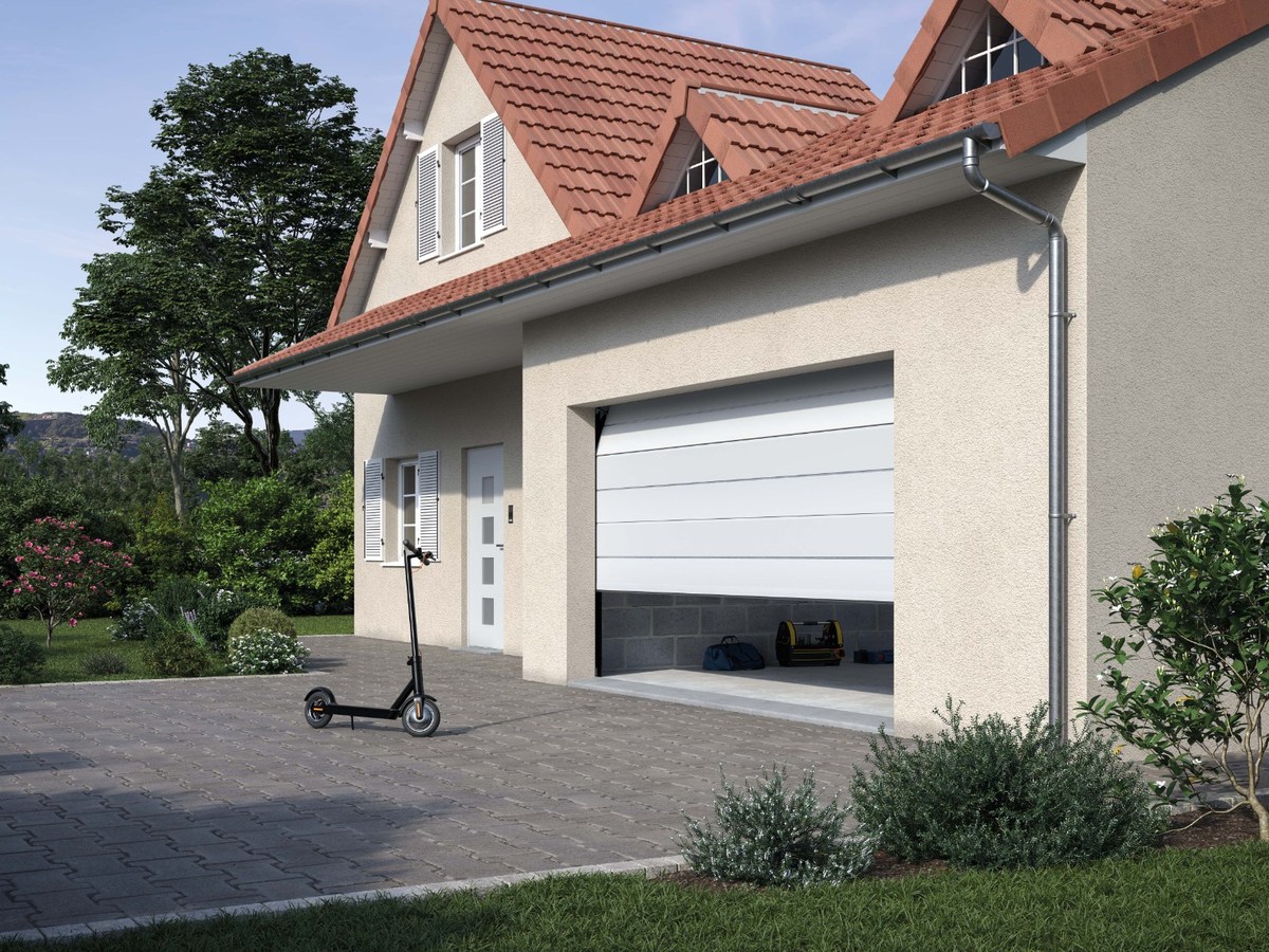 Porte de garage blanche sur une maison traditionnelle