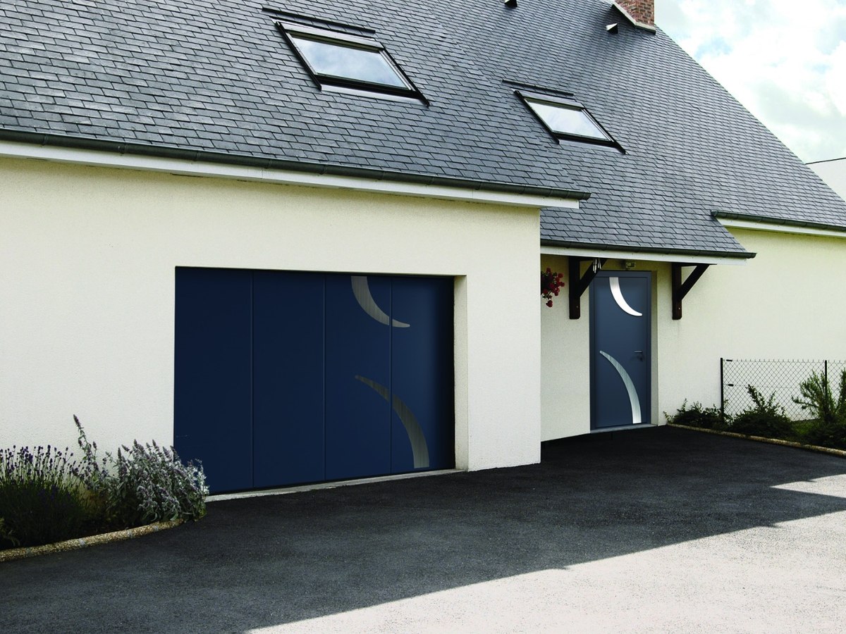 Porte de garage bleu nuit assortie à la porte d'entrée