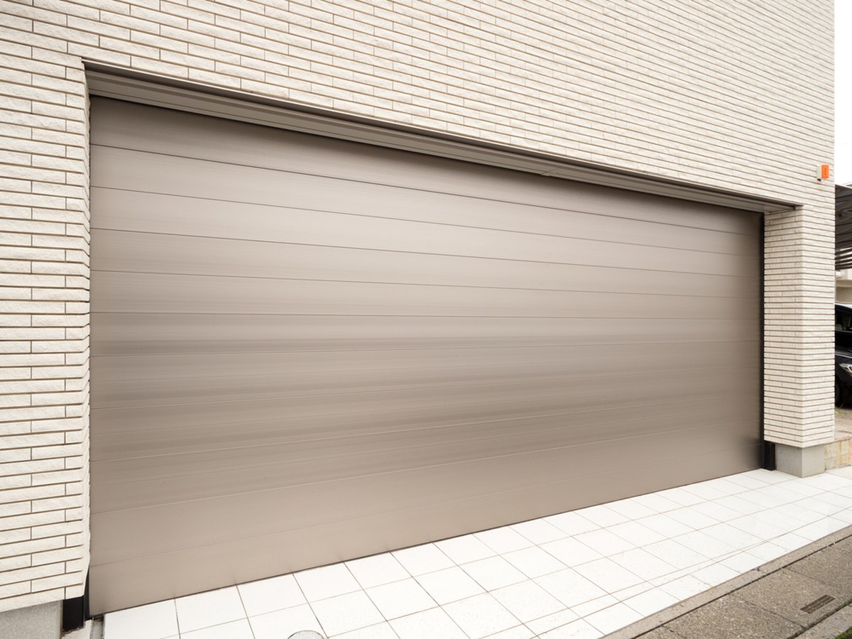 Détail des panneaux nervurés d'une porte de garage