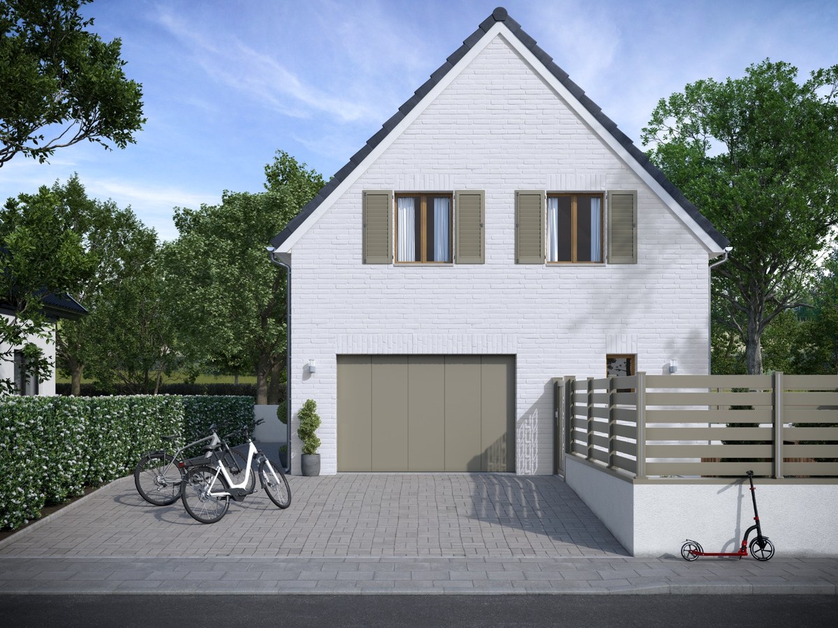 Porte de garage taupe sur une maison claire