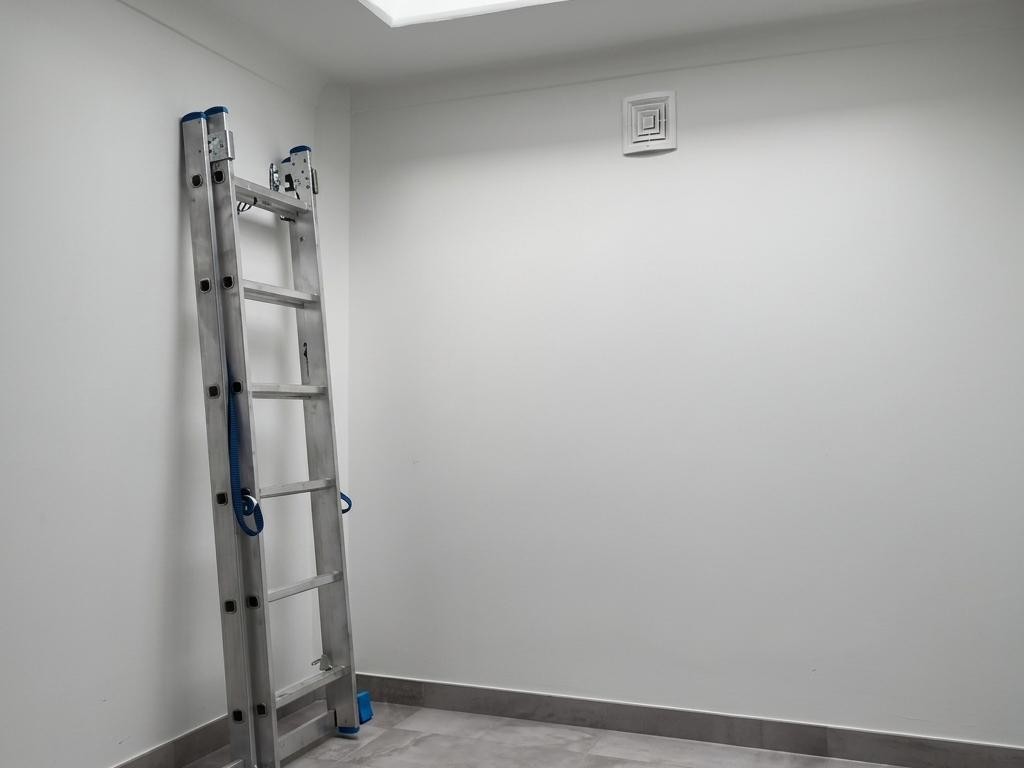 Intérieur du refuge SAFE-ONE, avec l'échelle et la ventilation